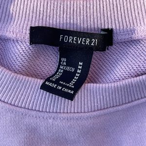 I’m selling this medium sweater from Forever 21 never worn. 😍😍😍